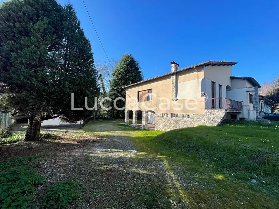 Immagine 1 di Villa in vendita  a Lucca