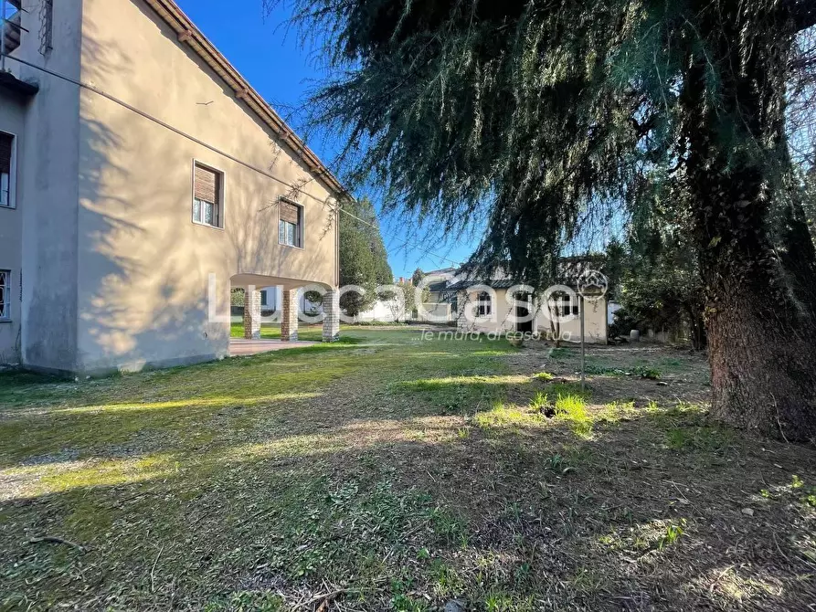 Immagine 4 di Villa in vendita  a Lucca
