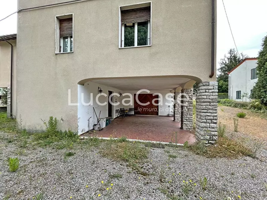 Immagine 21 di Villa in vendita  a Lucca