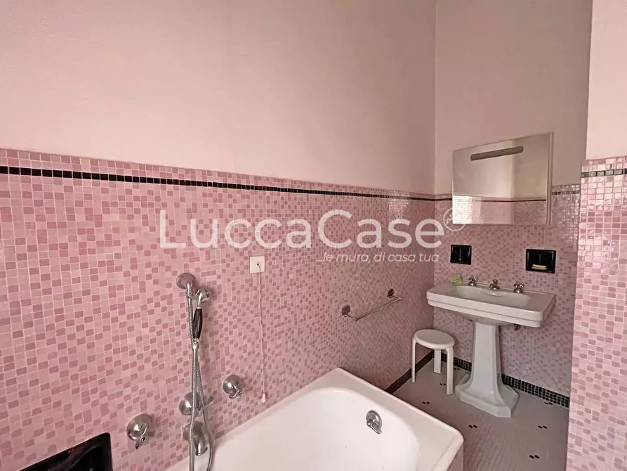 Immagine 13 di Villa in vendita  a Lucca