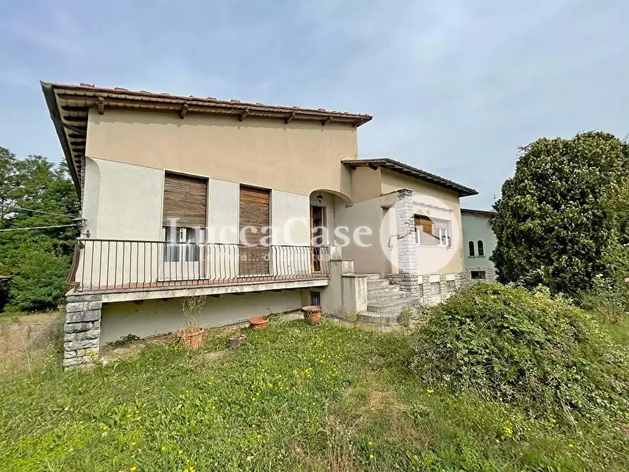 Immagine 1 di Villa in vendita  a Lucca