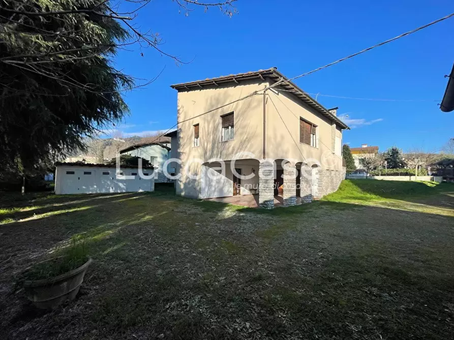 Immagine 3 di Villa in vendita  a Lucca