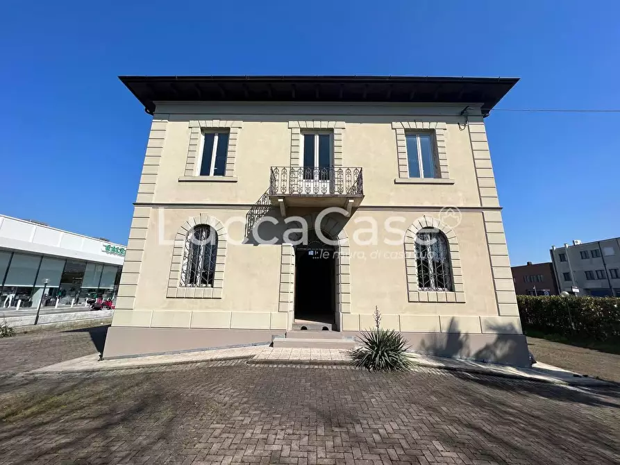 Immagine 17 di Locale commerciale in vendita  a Lucca