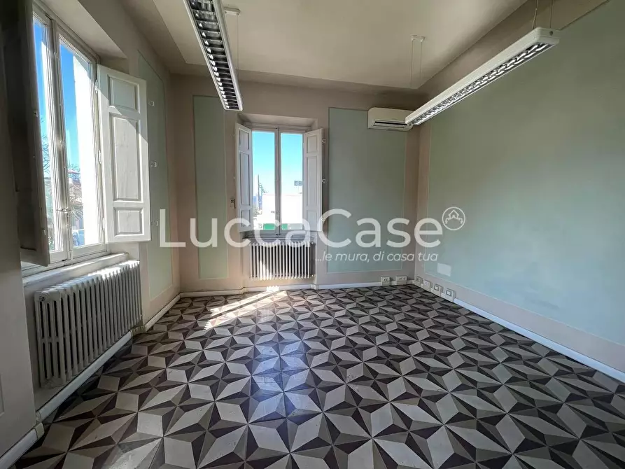 Immagine 13 di Locale commerciale in vendita  a Lucca