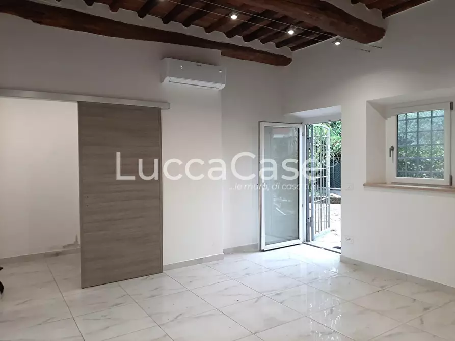 Immagine 2 di Laboratorio in affitto  a Lucca