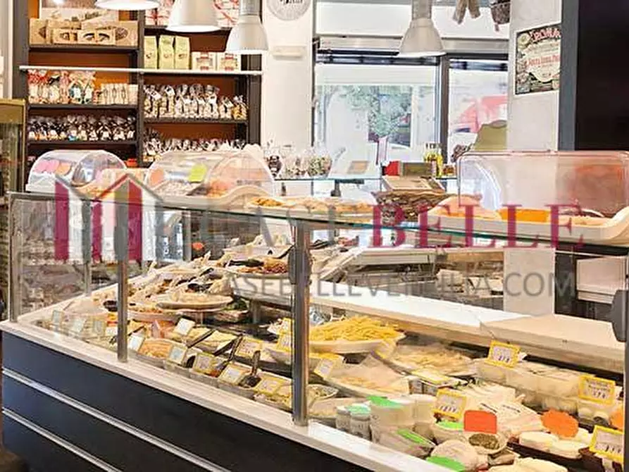 Immagine 1 di Alimentari in vendita  a Camaiore