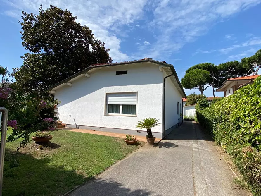 Immagine 2 di Villa in vendita  a Pietrasanta