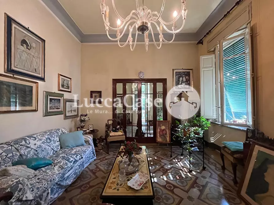 Immagine 1 di Villa in vendita  a Lucca