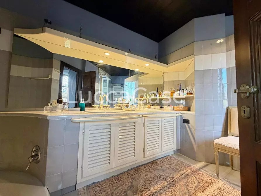 Immagine 48 di Villa in vendita  a Capannori
