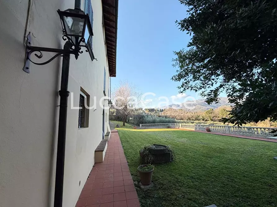 Immagine 81 di Villa in vendita  a Capannori
