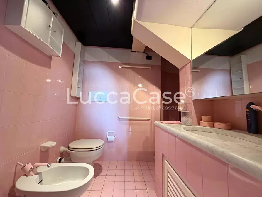 Immagine 13 di Villa in vendita  a Capannori