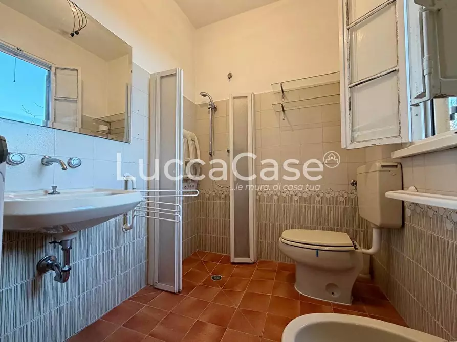 Immagine 65 di Villa in vendita  a Capannori