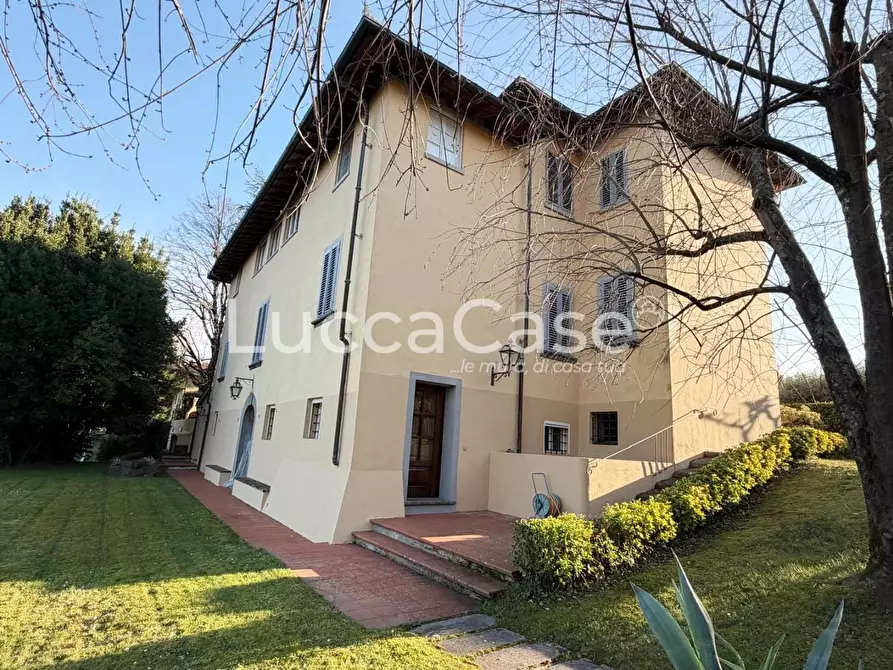 Immagine 70 di Villa in vendita  a Capannori