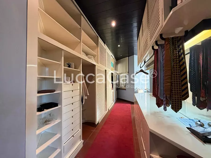 Immagine 9 di Villa in vendita  a Capannori