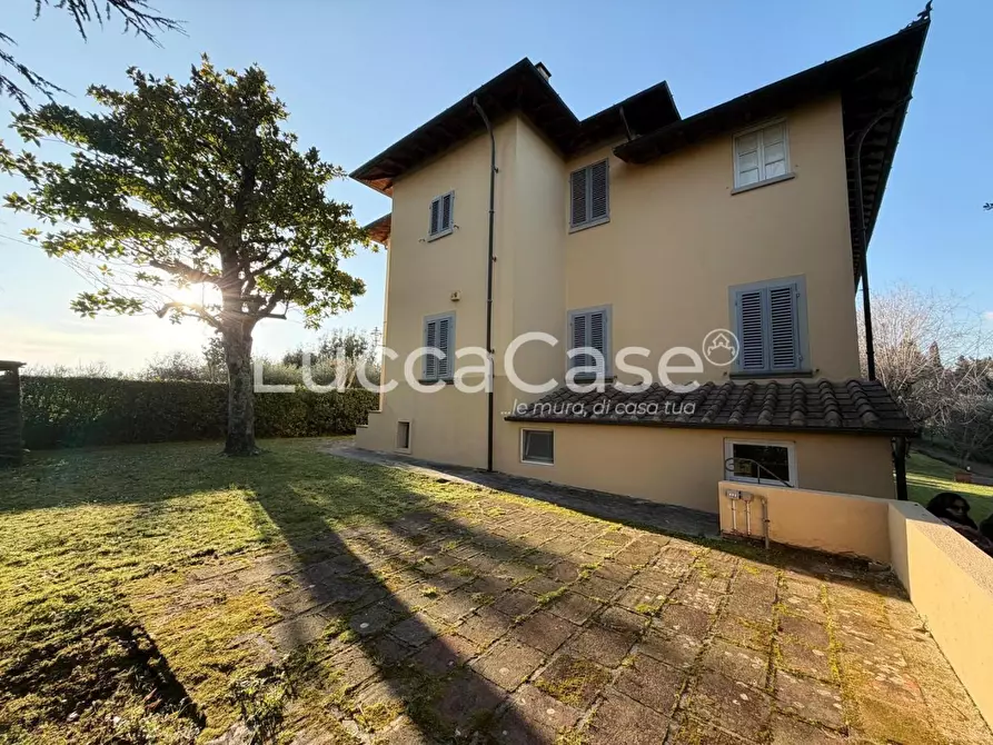 Immagine 80 di Villa in vendita  a Capannori