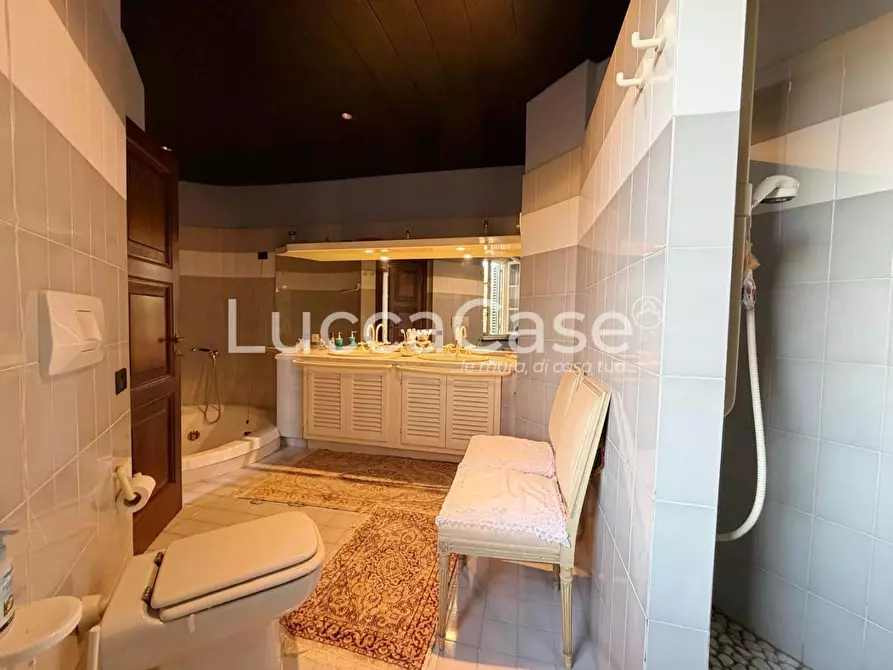 Immagine 8 di Villa in vendita  a Capannori