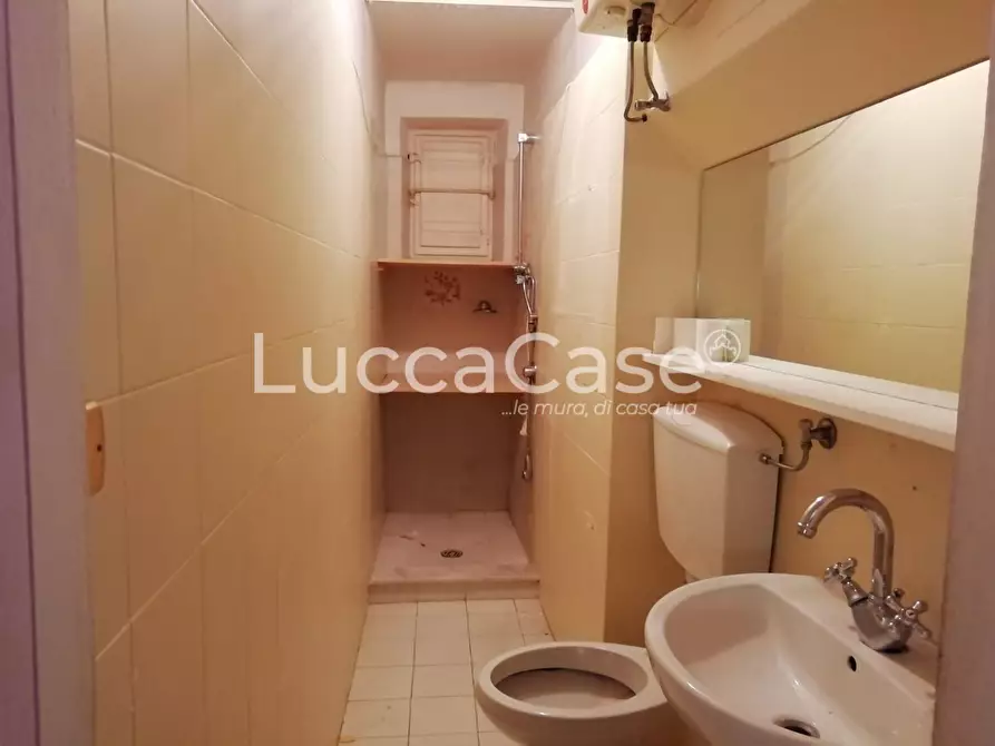 Immagine 5 di Negozio in vendita  a Lucca