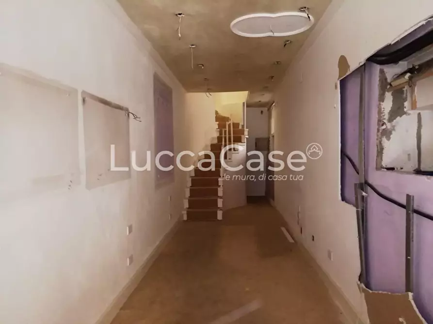 Immagine 3 di Negozio in vendita  a Lucca