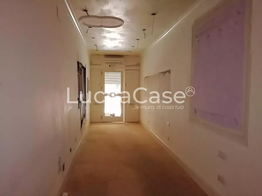Immagine 2 di Negozio in vendita  a Lucca