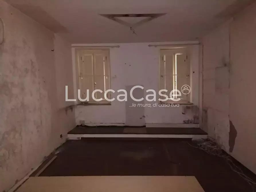 Immagine 4 di Negozio in vendita  a Lucca