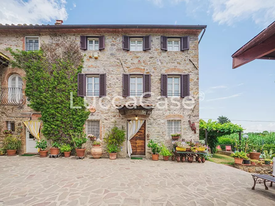Immagine 4 di Casa colonica in vendita  a Capannori