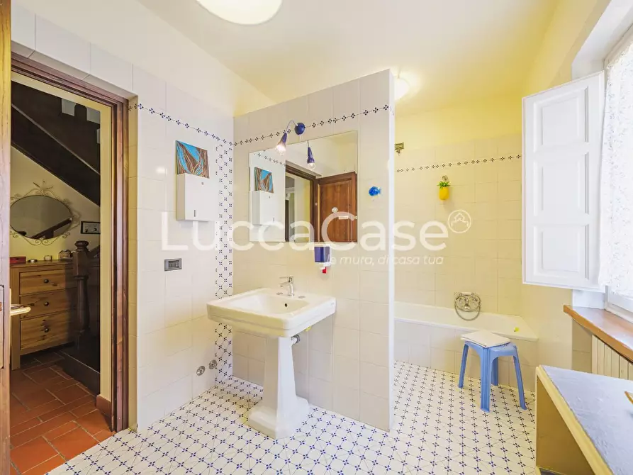 Immagine 34 di Casa colonica in vendita  a Capannori