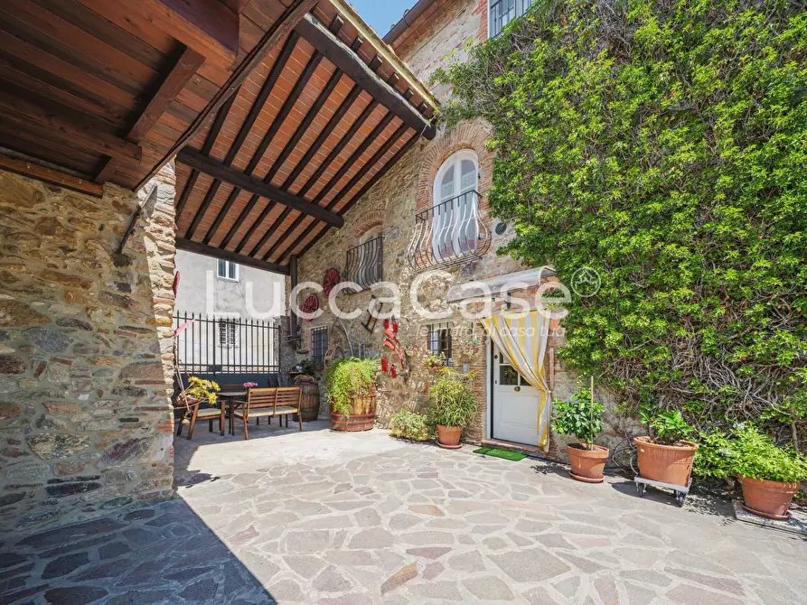 Immagine 11 di Casa colonica in vendita  a Capannori