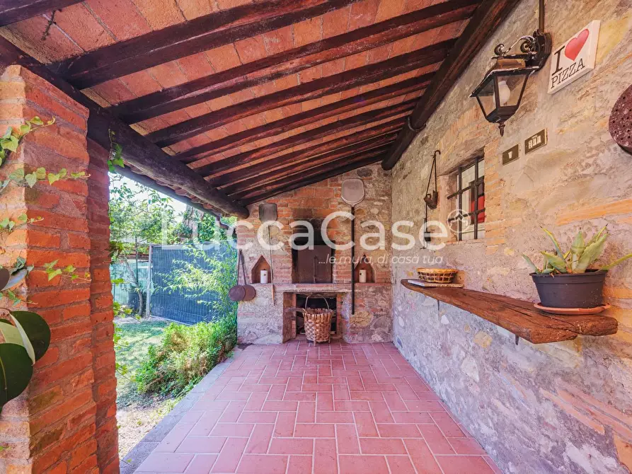 Immagine 5 di Casa colonica in vendita  a Capannori