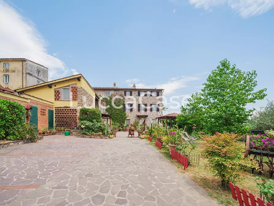 Immagine 3 di Casa colonica in vendita  a Capannori