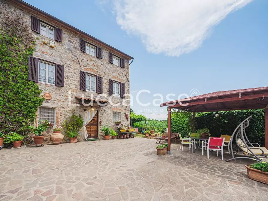 Immagine 2 di Casa colonica in vendita  a Capannori