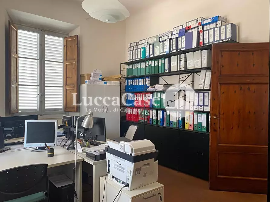 Immagine 1 di Ufficio in vendita  a Lucca