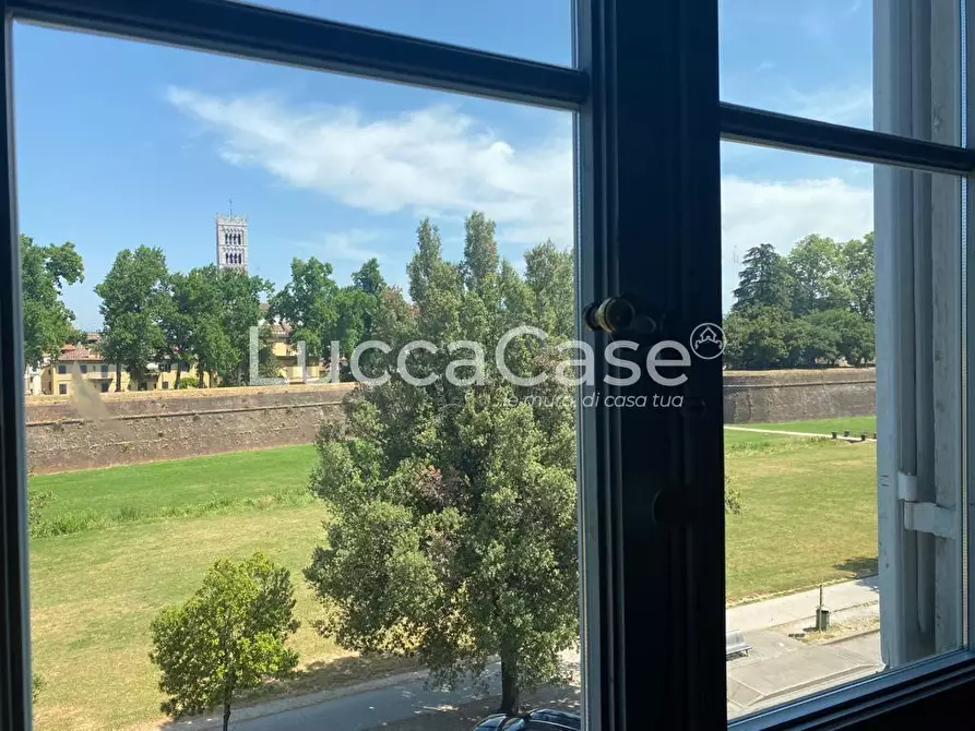 Immagine 9 di Ufficio in vendita  a Lucca