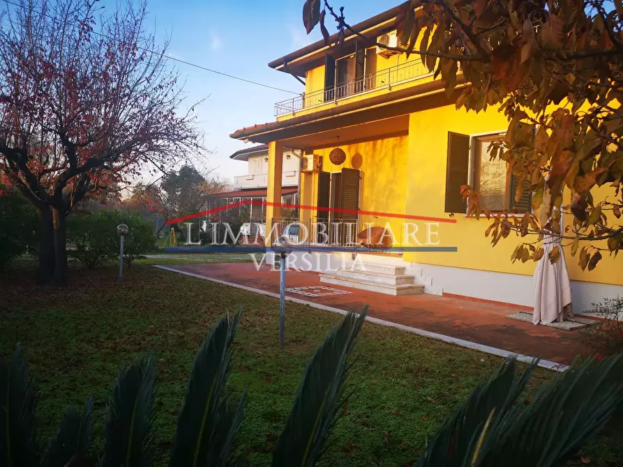 Immagine 1 di Casa bifamiliare in vendita  a Massa