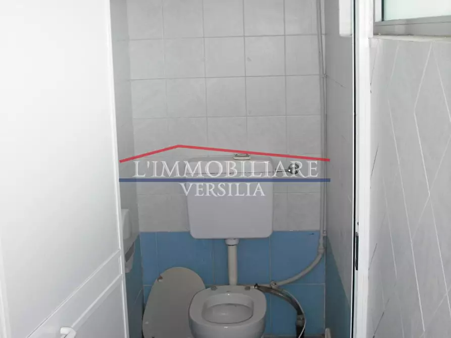 Immagine 12 di Locale commerciale in vendita  a Massa