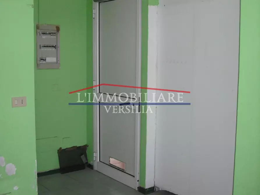 Immagine 16 di Locale commerciale in vendita  a Massa