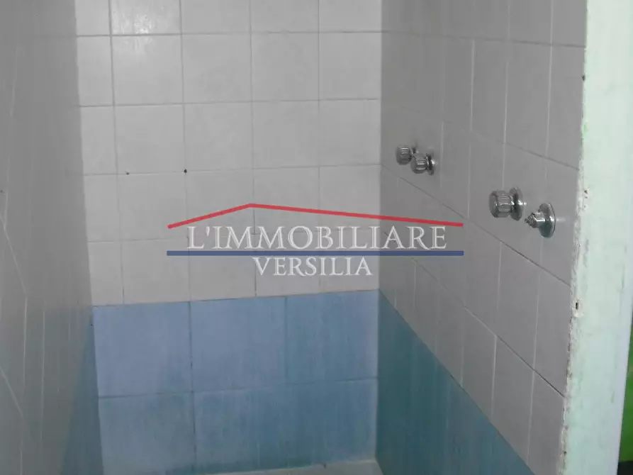 Immagine 18 di Locale commerciale in vendita  a Massa