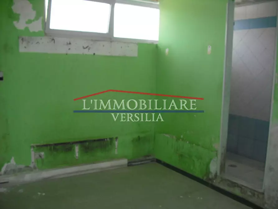 Immagine 8 di Locale commerciale in vendita  a Massa