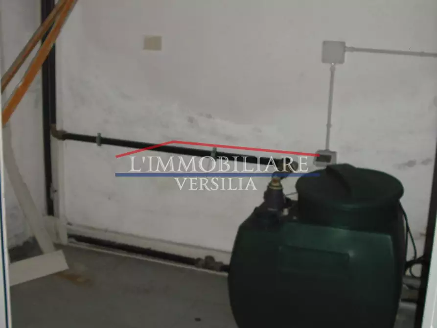 Immagine 39 di Locale commerciale in vendita  a Massa