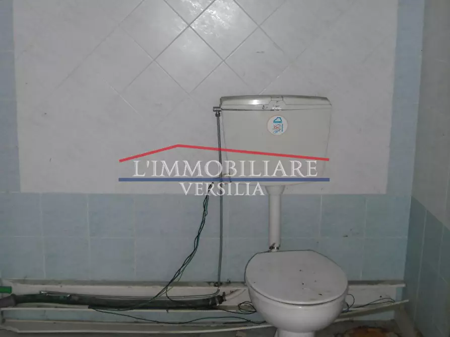 Immagine 9 di Locale commerciale in vendita  a Massa