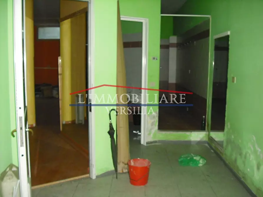 Immagine 37 di Locale commerciale in vendita  a Massa