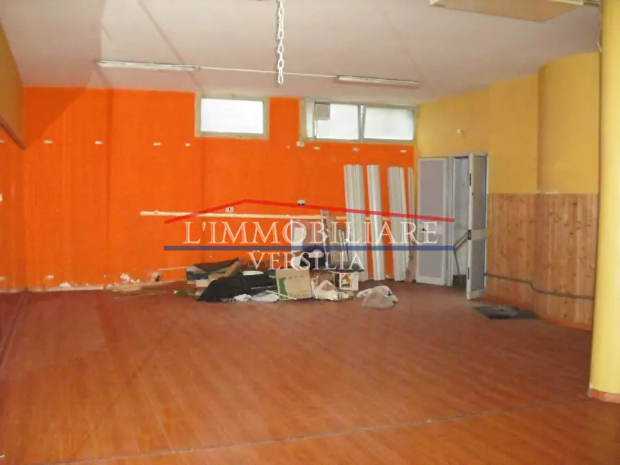 Immagine 25 di Locale commerciale in vendita  a Massa