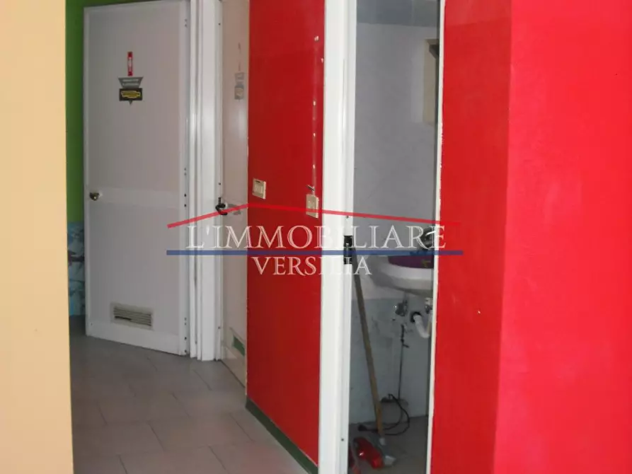 Immagine 6 di Locale commerciale in vendita  a Massa