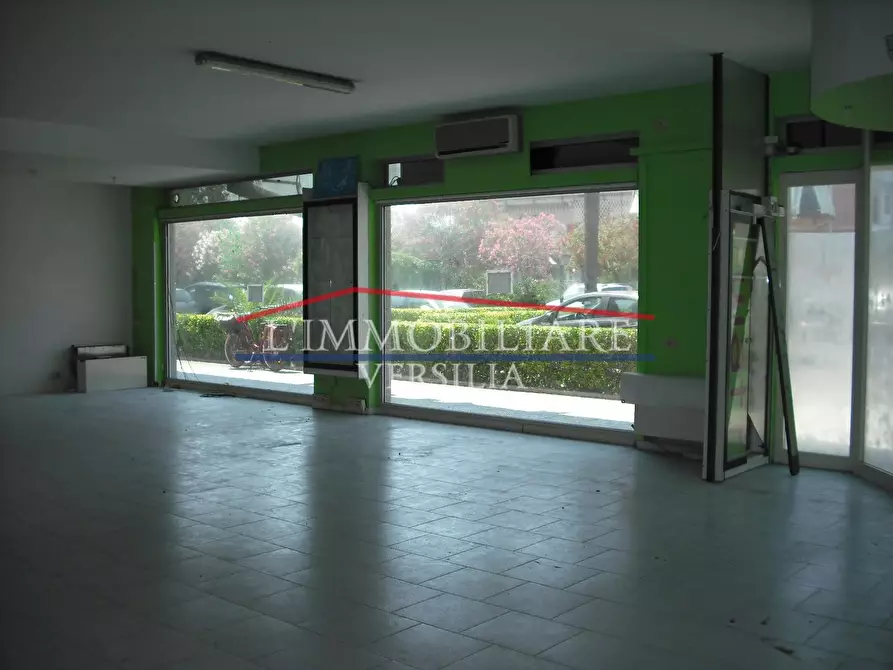 Immagine 2 di Locale commerciale in vendita  a Massa