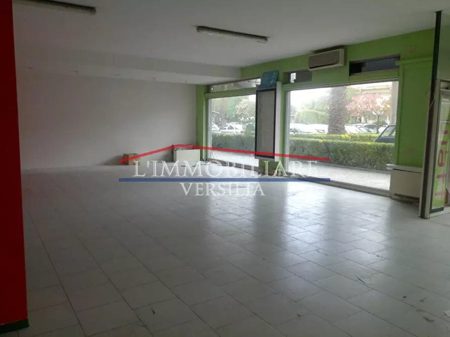 Immagine 34 di Locale commerciale in vendita  a Massa