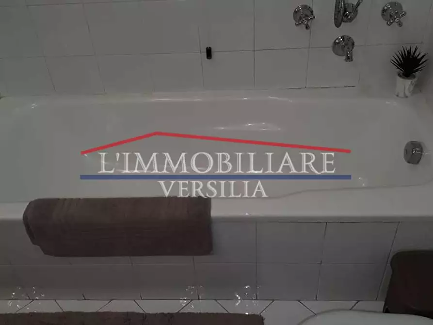 Immagine 26 di Villa in vendita  a Pietrasanta