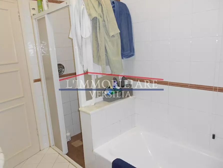 Immagine 11 di Villa in vendita  a Pietrasanta