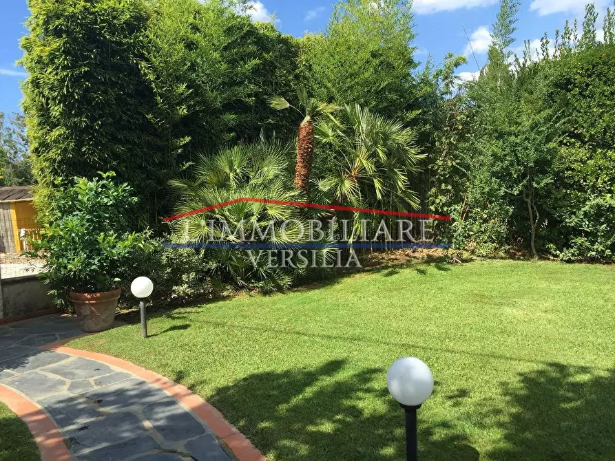 Immagine 21 di Villa in vendita  a Pietrasanta
