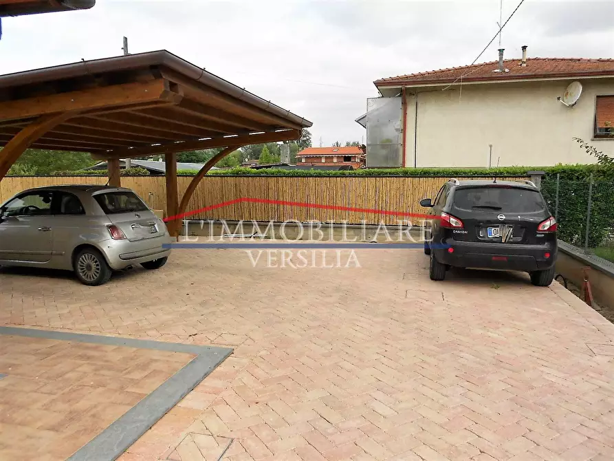 Immagine 5 di Villa in vendita  a Pietrasanta