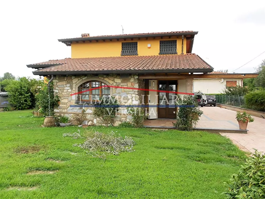 Immagine 2 di Villa in vendita  a Pietrasanta