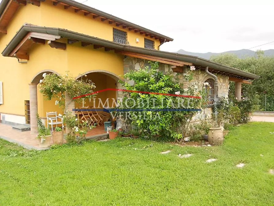 Immagine 4 di Villa in vendita  a Pietrasanta